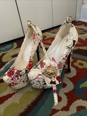 Floral Cream Platform High Heels with Gold Accent